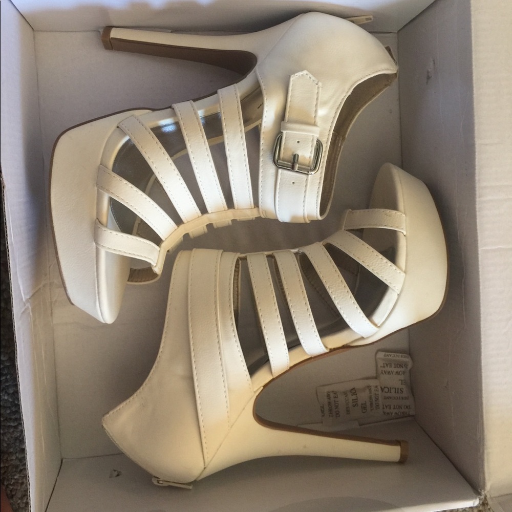 Shi by journey Cream strapped 4” heel
